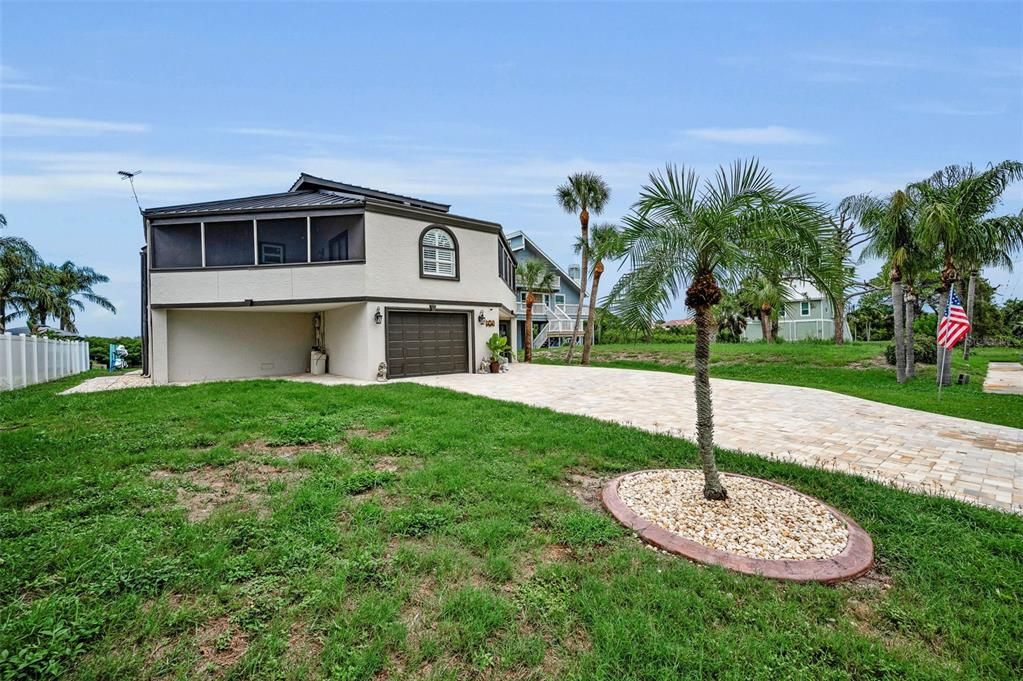 Под контрактом: $949,900 (3 спален, 2 ванн, 1600 Квадратных фут)