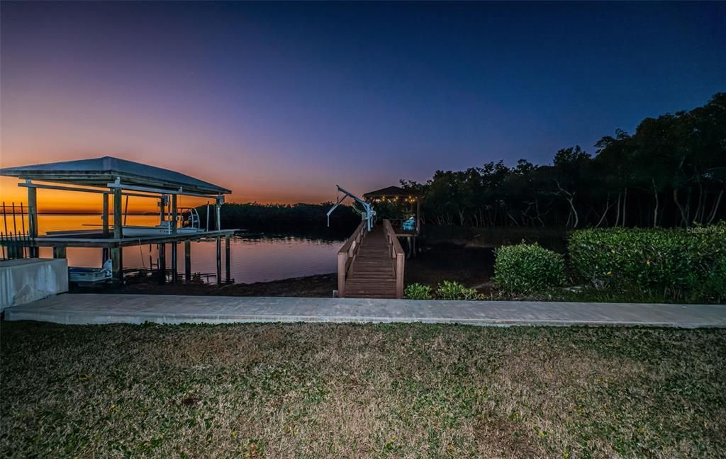 Под контрактом: $949,900 (3 спален, 2 ванн, 1600 Квадратных фут)