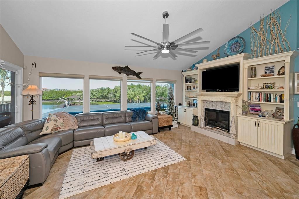 Под контрактом: $949,900 (3 спален, 2 ванн, 1600 Квадратных фут)