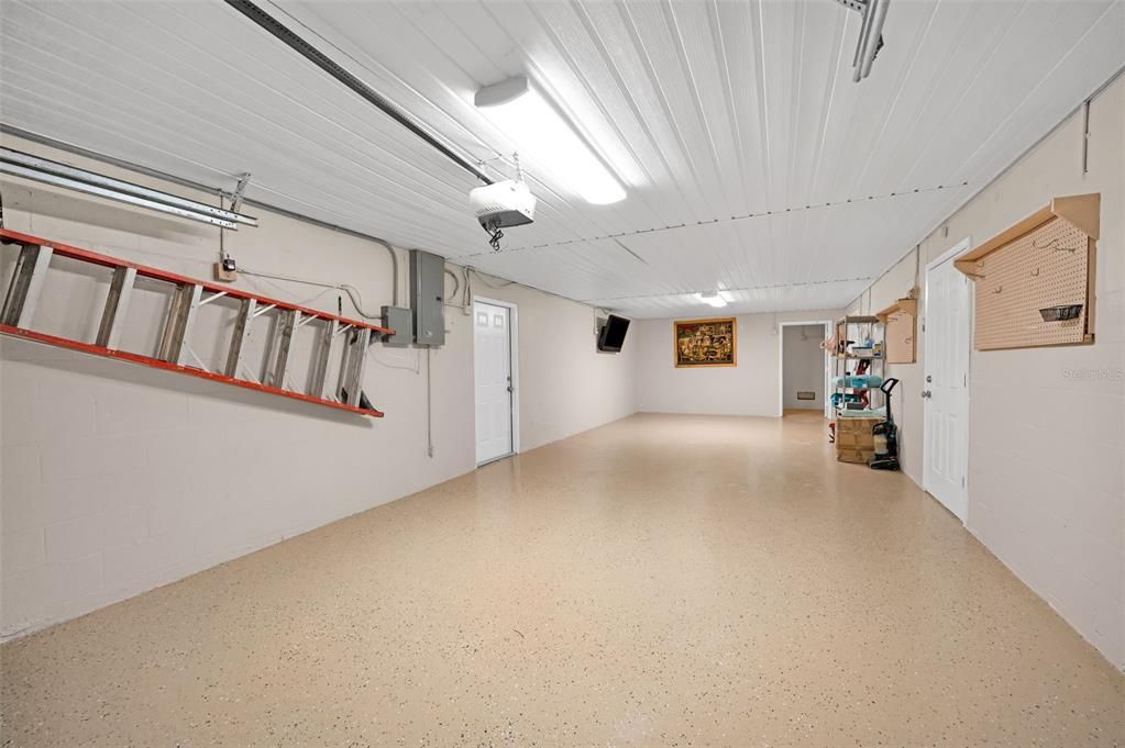 Под контрактом: $949,900 (3 спален, 2 ванн, 1600 Квадратных фут)