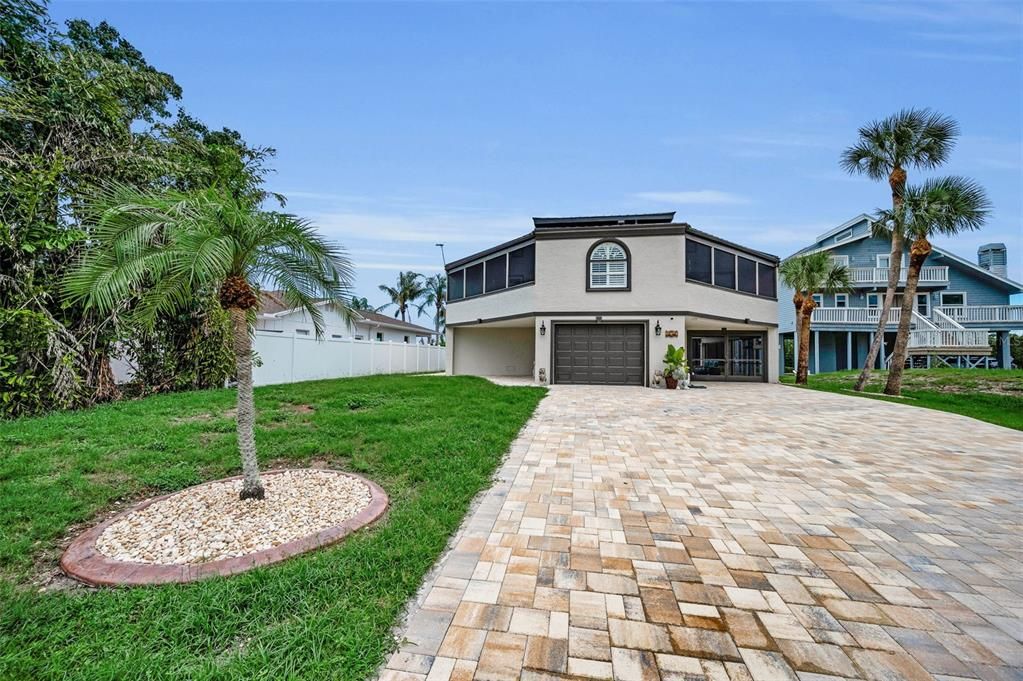 Под контрактом: $949,900 (3 спален, 2 ванн, 1600 Квадратных фут)