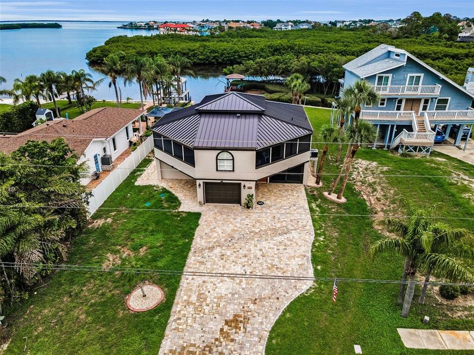 Под контрактом: $949,900 (3 спален, 2 ванн, 1600 Квадратных фут)