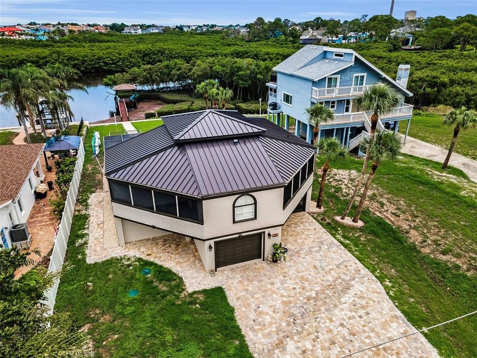 Под контрактом: $949,900 (3 спален, 2 ванн, 1600 Квадратных фут)