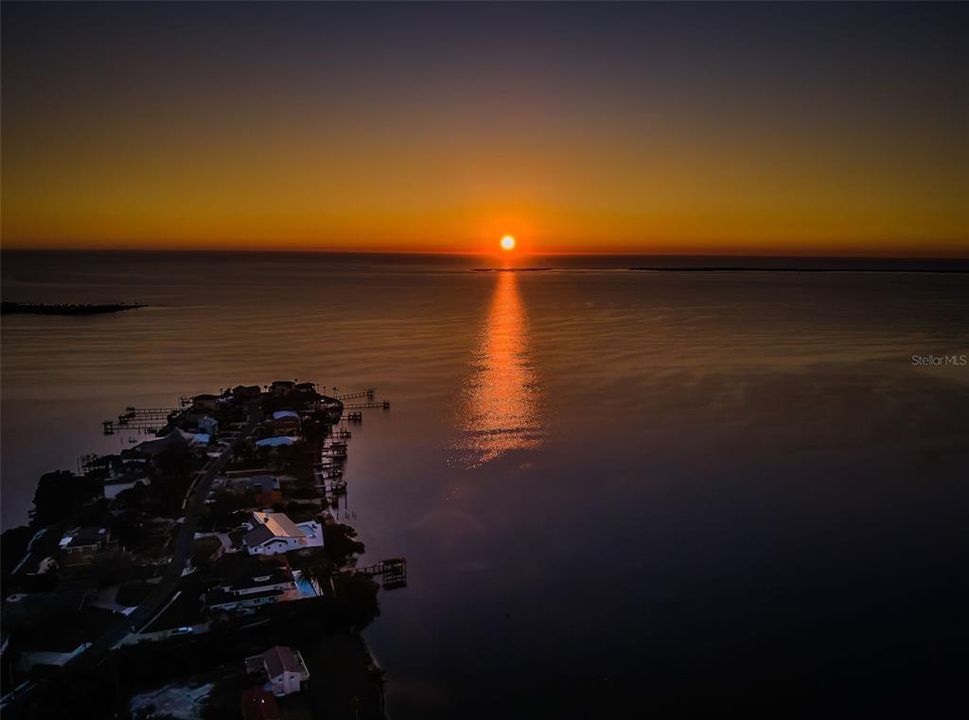 Под контрактом: $949,900 (3 спален, 2 ванн, 1600 Квадратных фут)