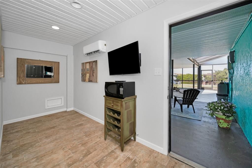 Под контрактом: $949,900 (3 спален, 2 ванн, 1600 Квадратных фут)