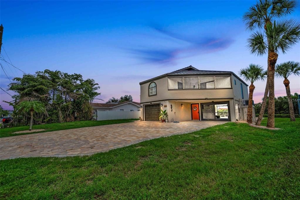 Под контрактом: $949,900 (3 спален, 2 ванн, 1600 Квадратных фут)