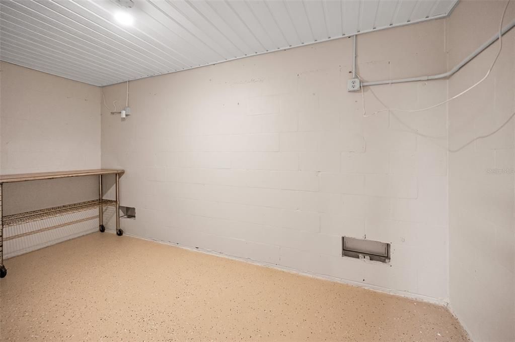 Под контрактом: $949,900 (3 спален, 2 ванн, 1600 Квадратных фут)