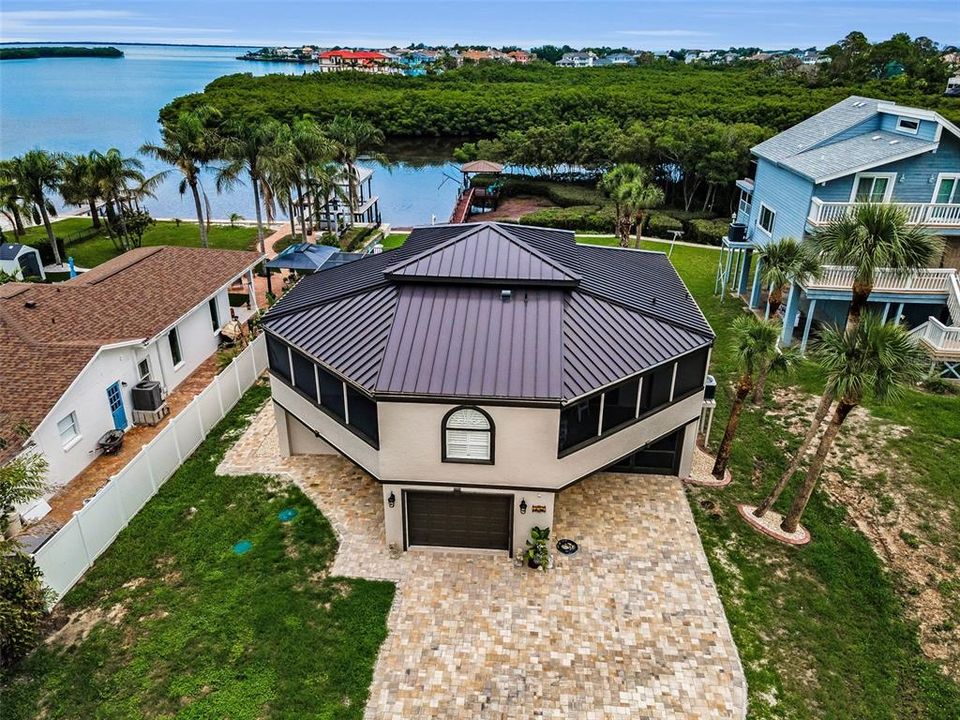 Под контрактом: $949,900 (3 спален, 2 ванн, 1600 Квадратных фут)