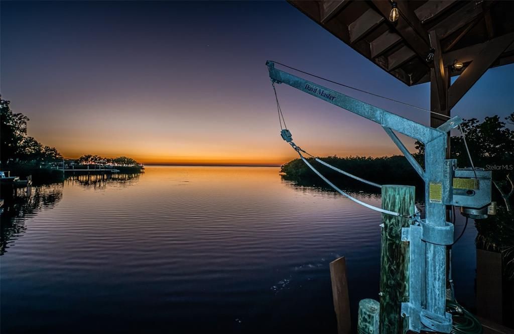 Под контрактом: $949,900 (3 спален, 2 ванн, 1600 Квадратных фут)