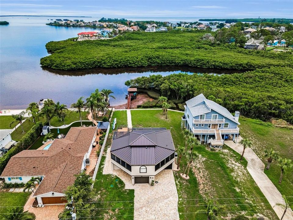 Под контрактом: $949,900 (3 спален, 2 ванн, 1600 Квадратных фут)