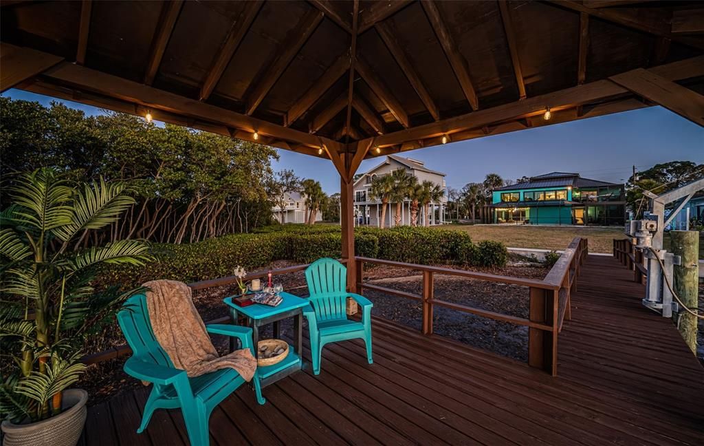 Под контрактом: $949,900 (3 спален, 2 ванн, 1600 Квадратных фут)