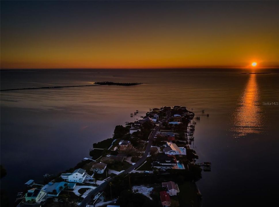 Под контрактом: $949,900 (3 спален, 2 ванн, 1600 Квадратных фут)