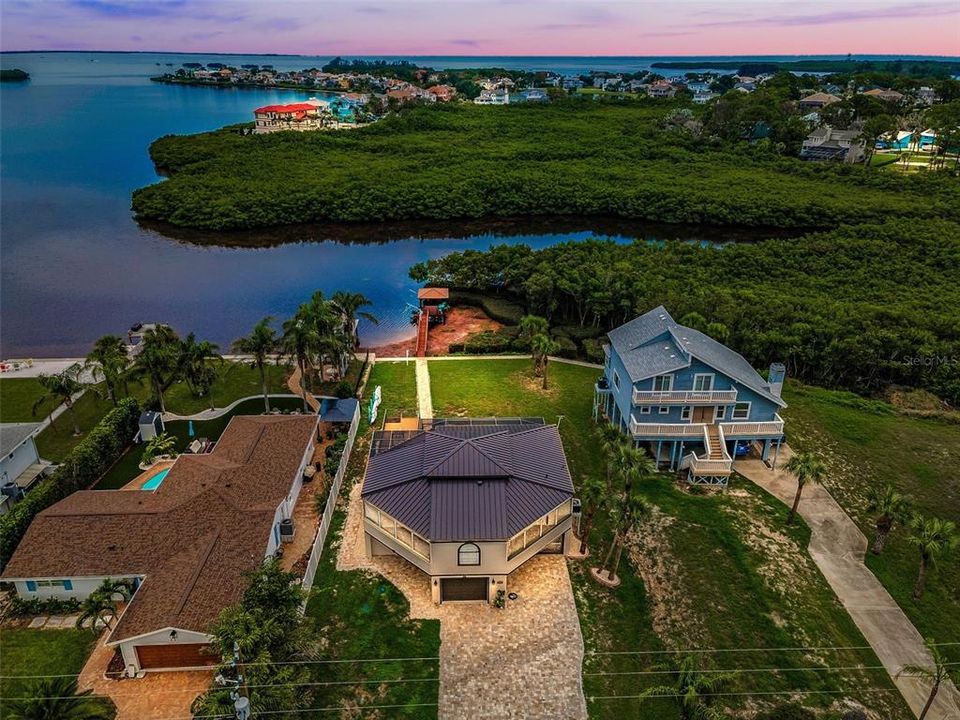 Под контрактом: $949,900 (3 спален, 2 ванн, 1600 Квадратных фут)