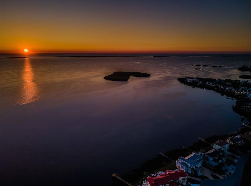 Под контрактом: $949,900 (3 спален, 2 ванн, 1600 Квадратных фут)