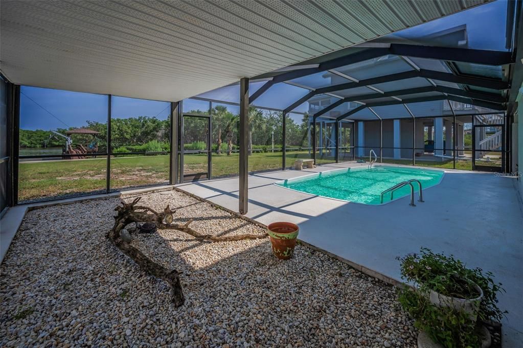 Под контрактом: $949,900 (3 спален, 2 ванн, 1600 Квадратных фут)