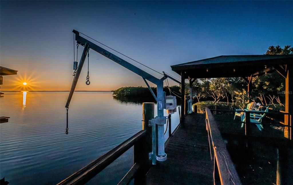 Под контрактом: $949,900 (3 спален, 2 ванн, 1600 Квадратных фут)