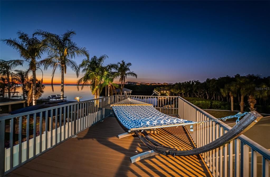 Под контрактом: $949,900 (3 спален, 2 ванн, 1600 Квадратных фут)