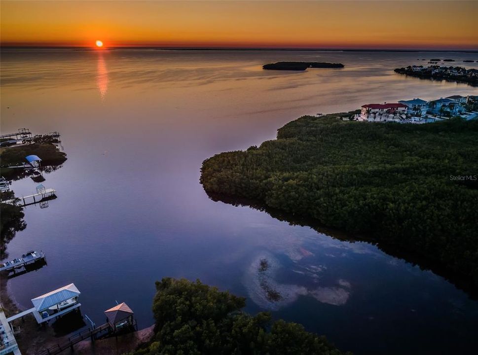 Под контрактом: $949,900 (3 спален, 2 ванн, 1600 Квадратных фут)