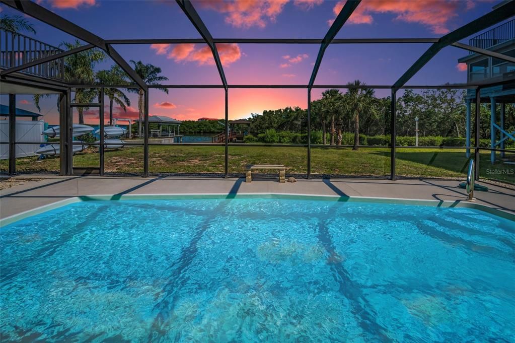 Под контрактом: $949,900 (3 спален, 2 ванн, 1600 Квадратных фут)