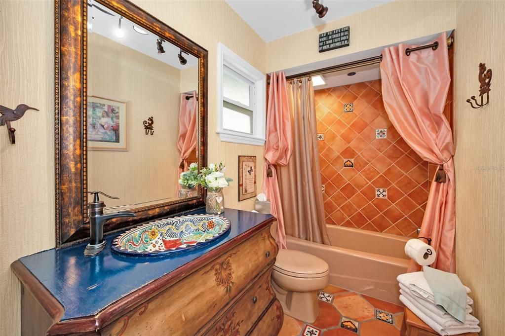 Под контрактом: $949,900 (3 спален, 2 ванн, 1600 Квадратных фут)