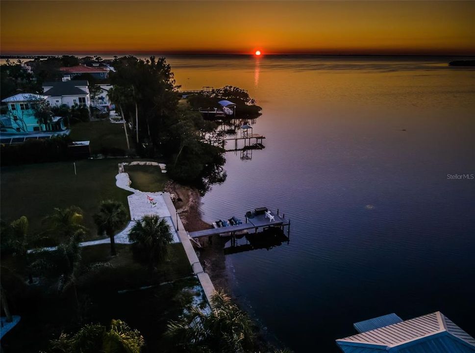 Под контрактом: $949,900 (3 спален, 2 ванн, 1600 Квадратных фут)