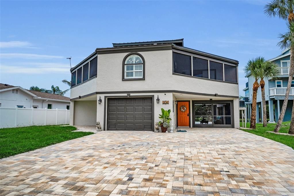 Под контрактом: $949,900 (3 спален, 2 ванн, 1600 Квадратных фут)