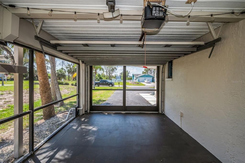 Под контрактом: $949,900 (3 спален, 2 ванн, 1600 Квадратных фут)