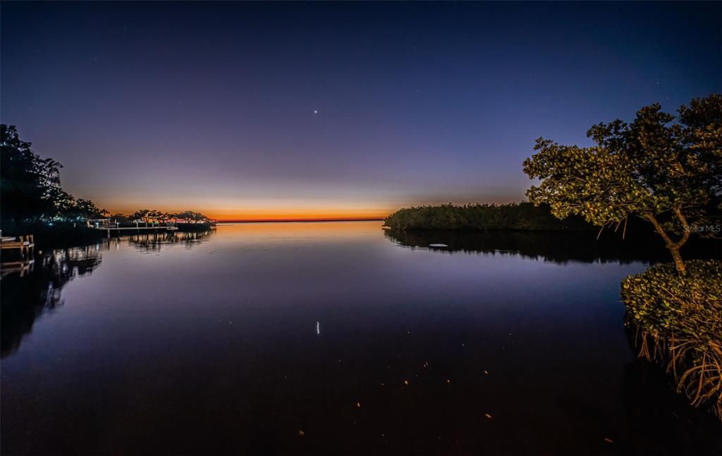 Под контрактом: $949,900 (3 спален, 2 ванн, 1600 Квадратных фут)