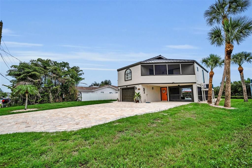 Под контрактом: $949,900 (3 спален, 2 ванн, 1600 Квадратных фут)