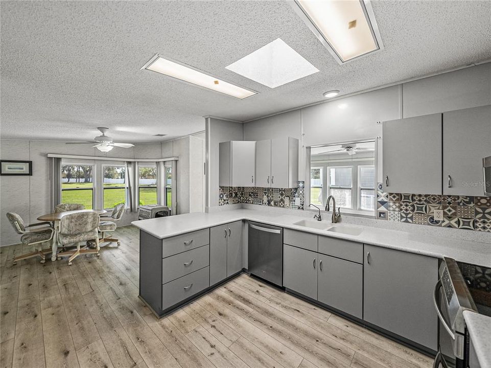 待售: $240,000 (2 贝兹, 3 浴室, 1307 平方英尺)