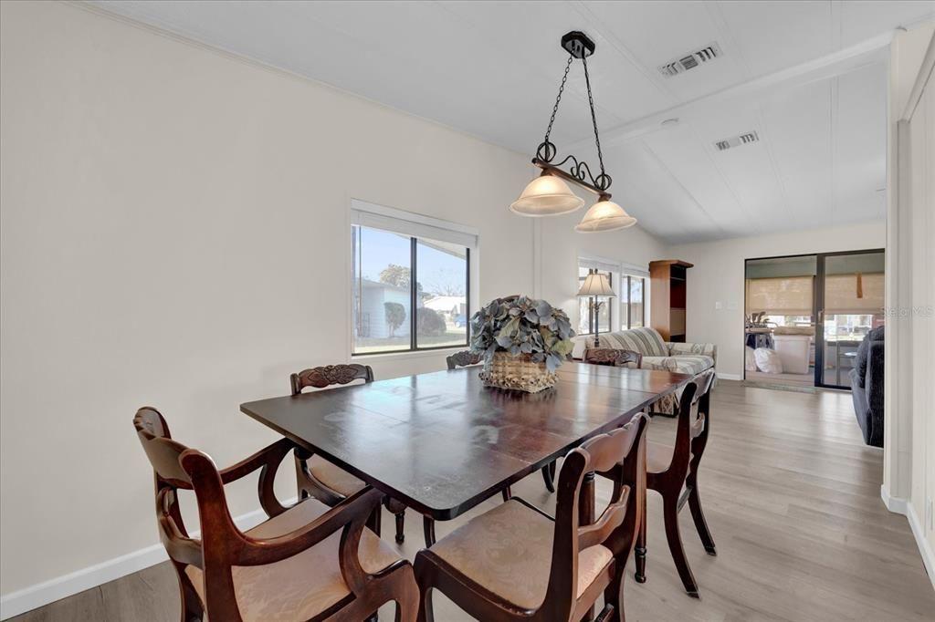 For Sale: $159,900 (2 beds, 1 baths, 1242 Square Feet)