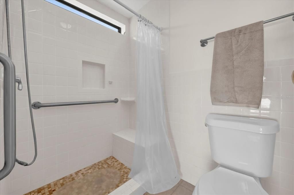 For Sale: $159,900 (2 beds, 1 baths, 1242 Square Feet)