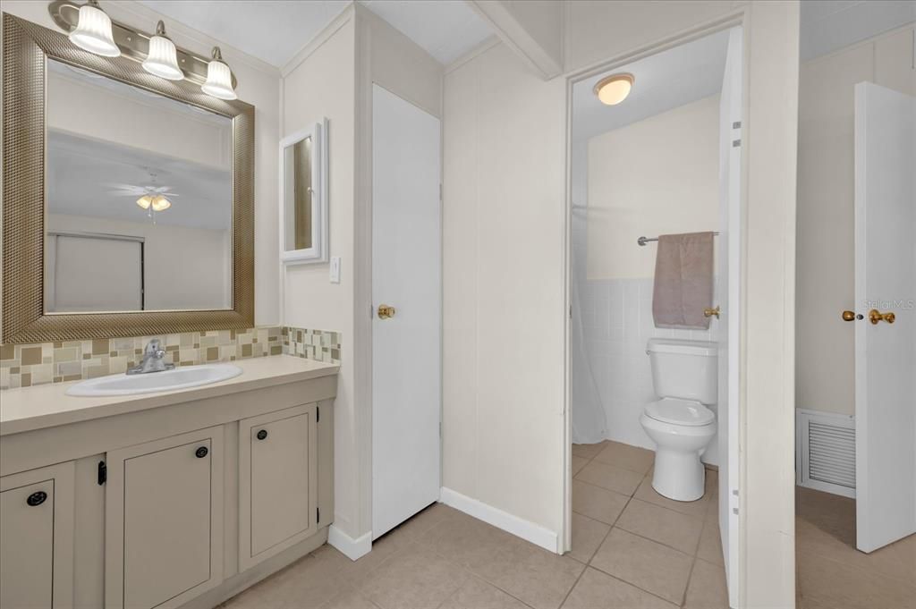 For Sale: $159,900 (2 beds, 1 baths, 1242 Square Feet)