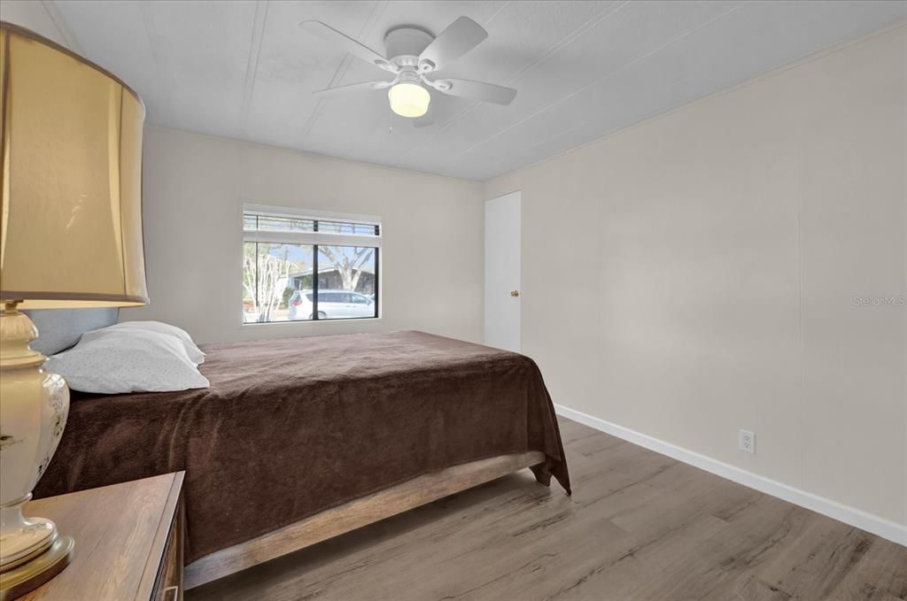 For Sale: $159,900 (2 beds, 1 baths, 1242 Square Feet)