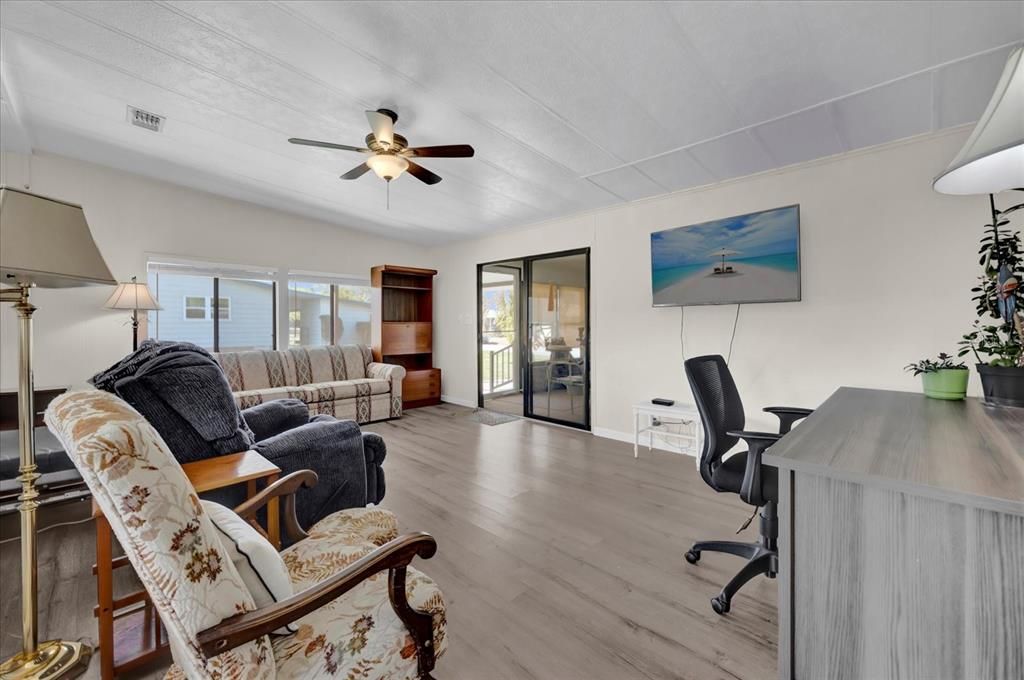 For Sale: $159,900 (2 beds, 1 baths, 1242 Square Feet)