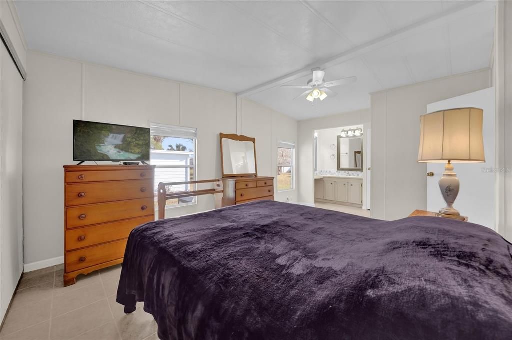 For Sale: $159,900 (2 beds, 1 baths, 1242 Square Feet)