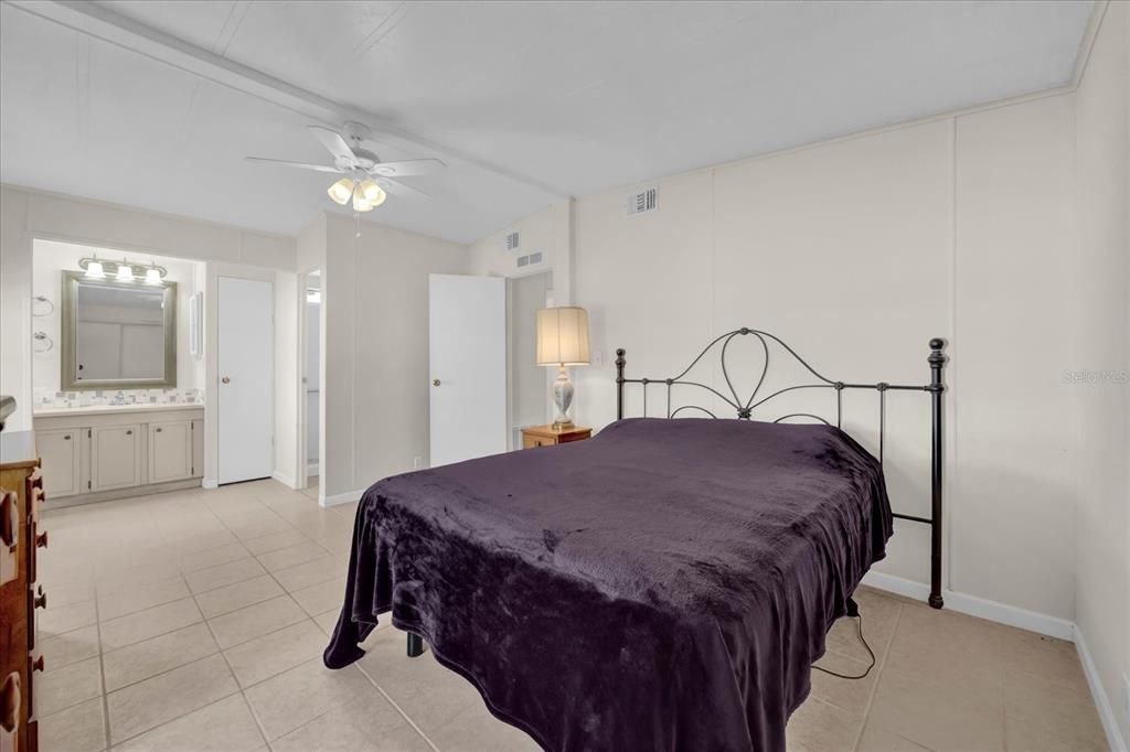 For Sale: $159,900 (2 beds, 1 baths, 1242 Square Feet)