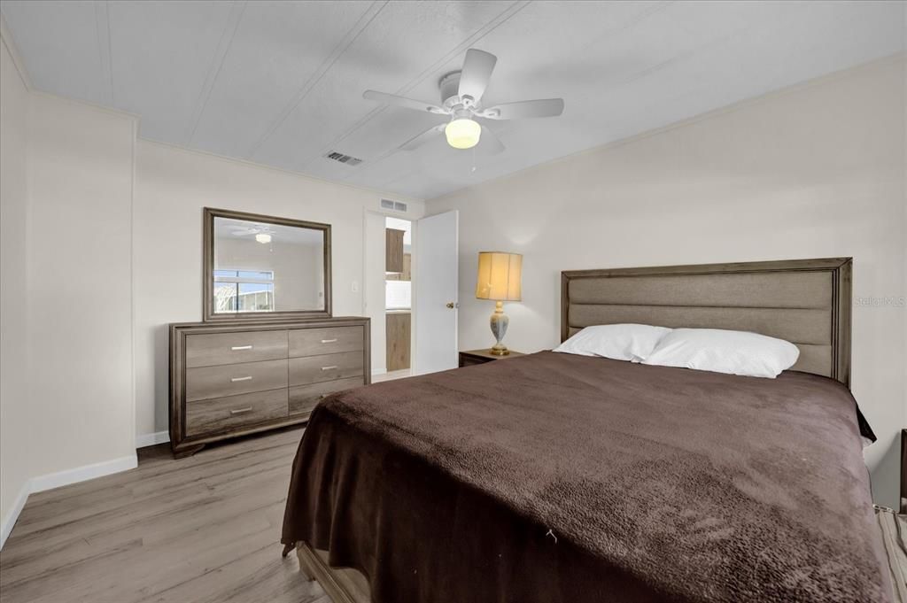 For Sale: $159,900 (2 beds, 1 baths, 1242 Square Feet)