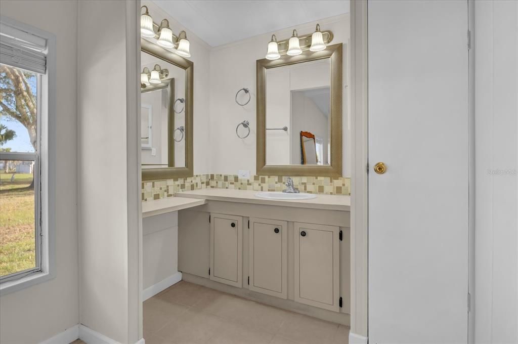 For Sale: $159,900 (2 beds, 1 baths, 1242 Square Feet)