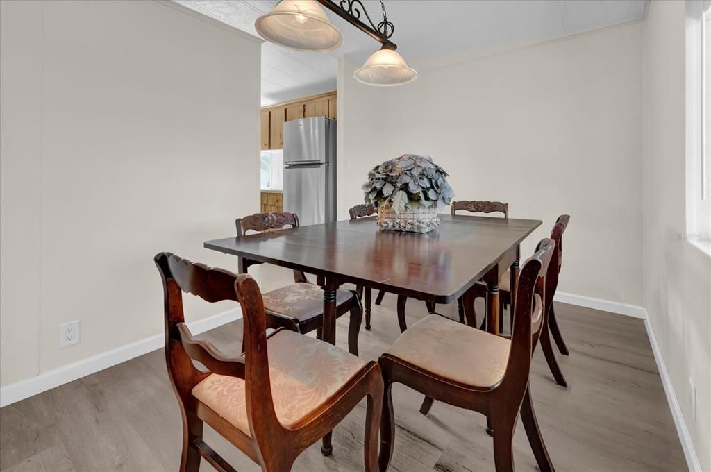 For Sale: $159,900 (2 beds, 1 baths, 1242 Square Feet)