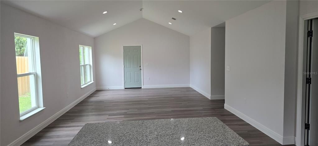 Active With Contract: $279,900 (3 beds, 2 baths, 1487 Square Feet)