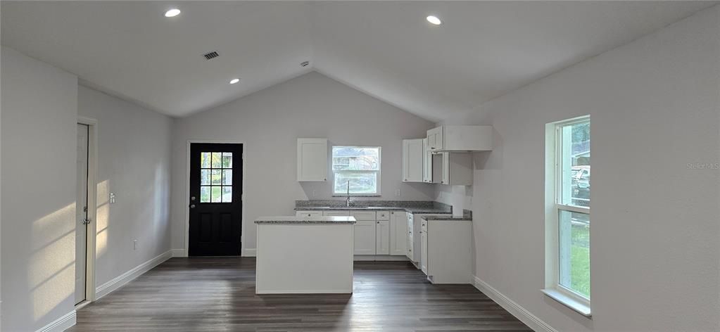 Active With Contract: $279,900 (3 beds, 2 baths, 1487 Square Feet)