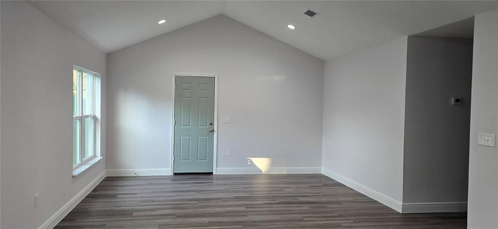 Active With Contract: $279,900 (3 beds, 2 baths, 1487 Square Feet)