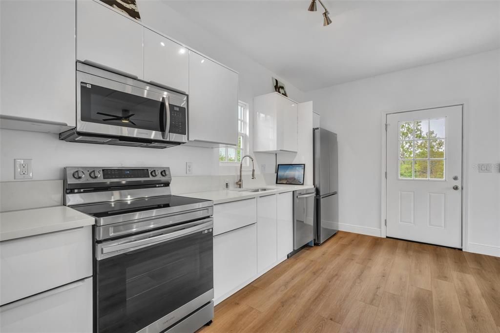 待售: $2,099,000 (6 贝兹, 4 浴室, 4446 平方英尺)