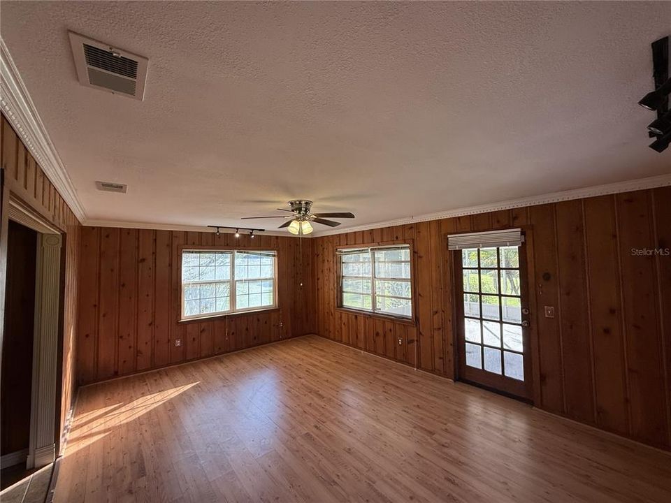 待售: $375,000 (3 贝兹, 3 浴室, 1918 平方英尺)