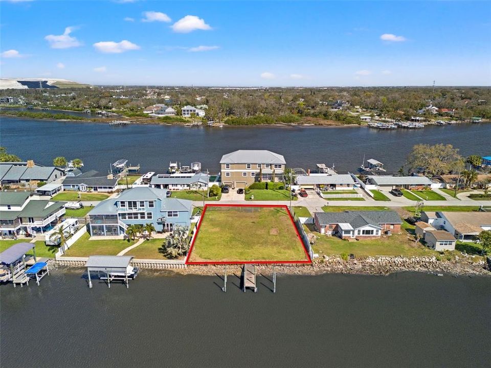 На продажу: $294,000 (0.18 acres)