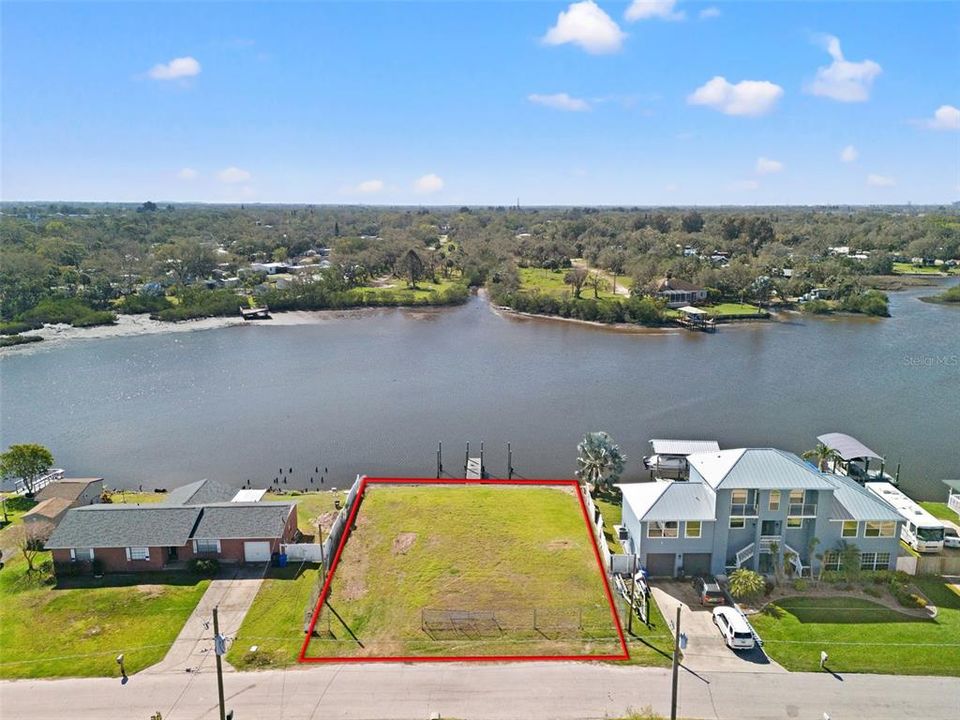 На продажу: $294,000 (0.18 acres)