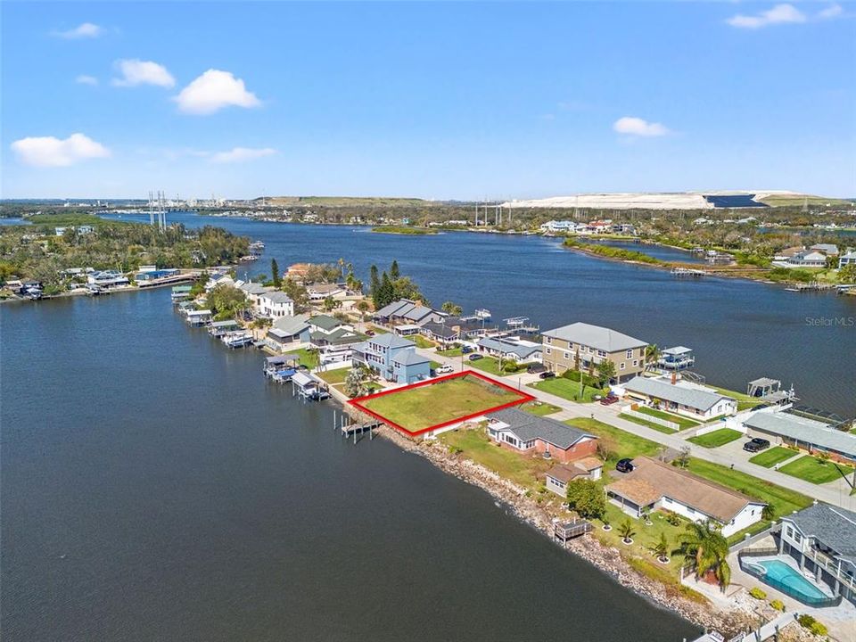 На продажу: $294,000 (0.18 acres)