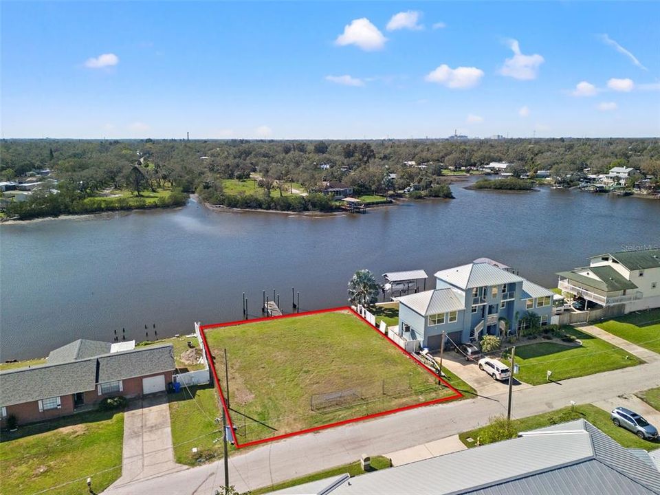 На продажу: $294,000 (0.18 acres)