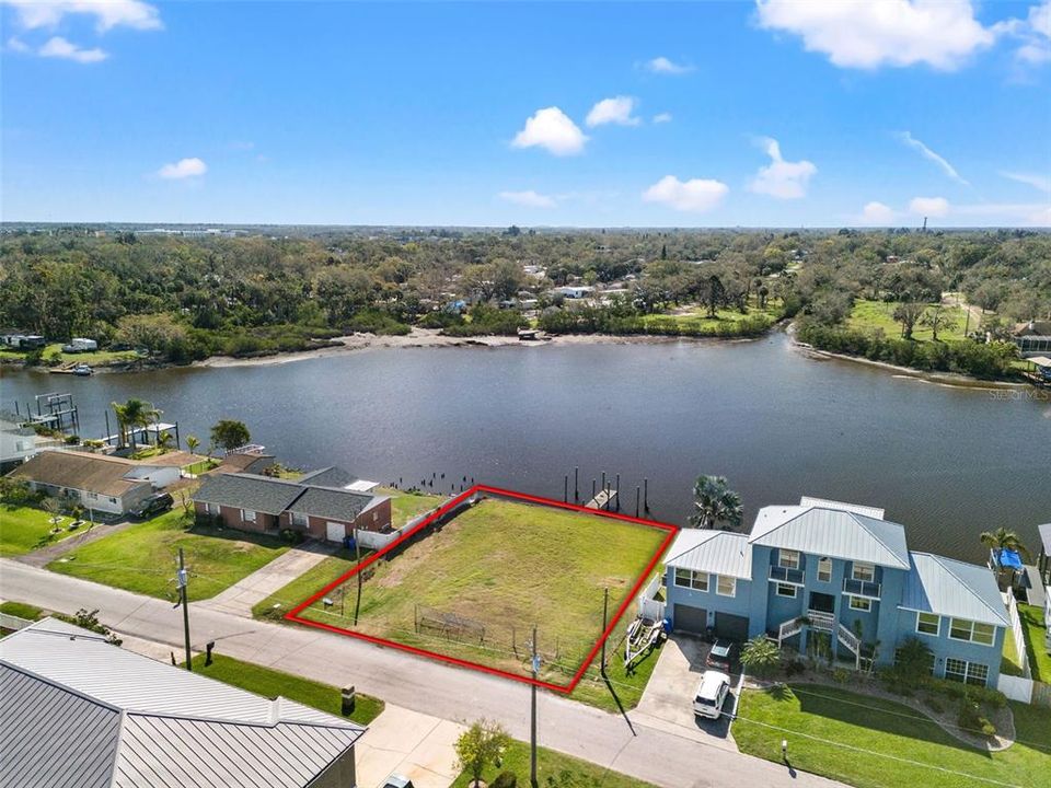 На продажу: $294,000 (0.18 acres)